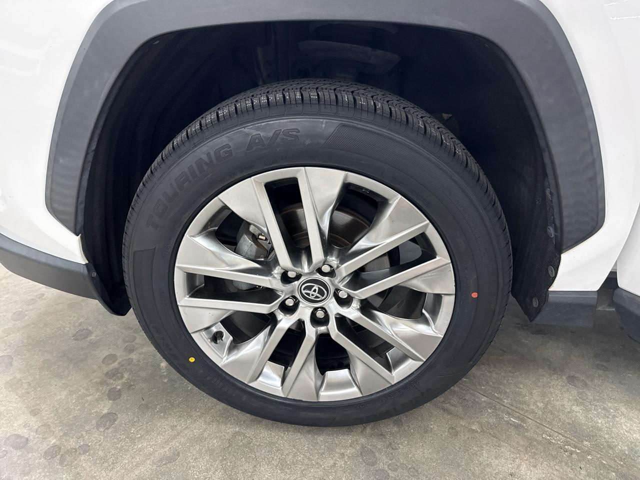 Toyota RAV4 XLE Premium FWD (Natl) 2020