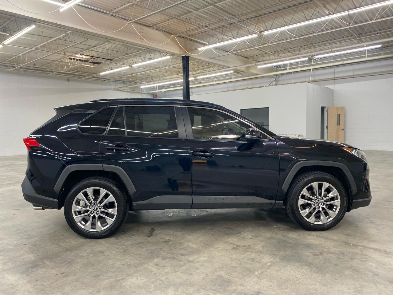 Toyota RAV4 XLE Premium FWD (Natl) 2020