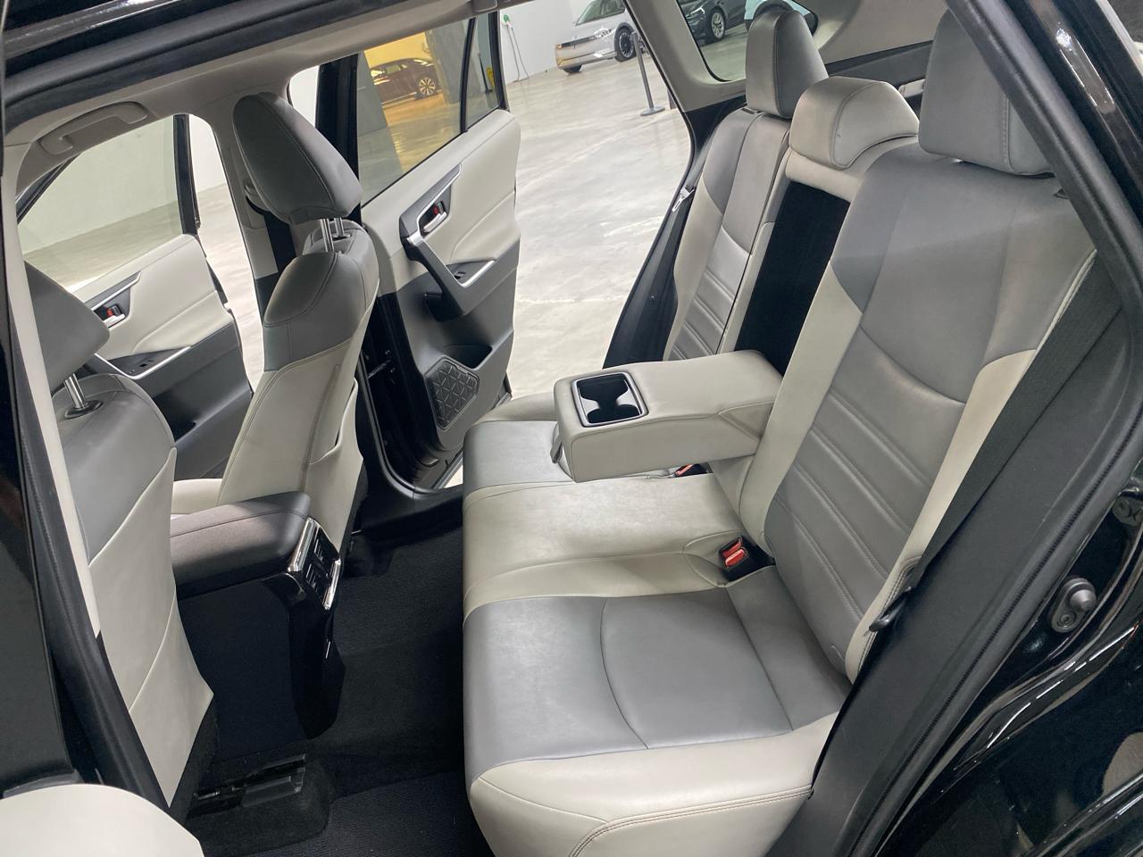 Toyota RAV4 XLE Premium FWD (Natl) 2020