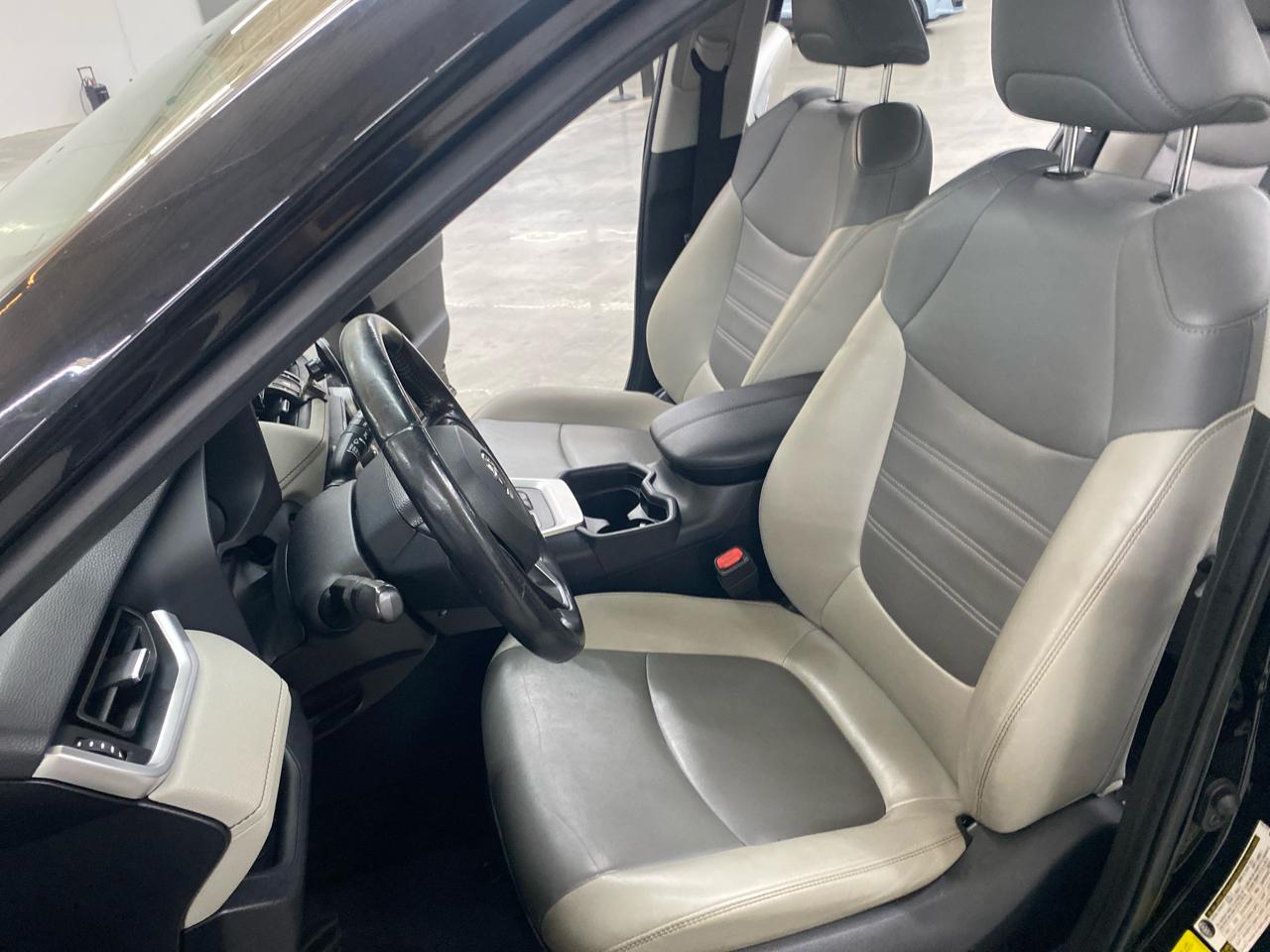 Toyota RAV4 XLE Premium FWD (Natl) 2020