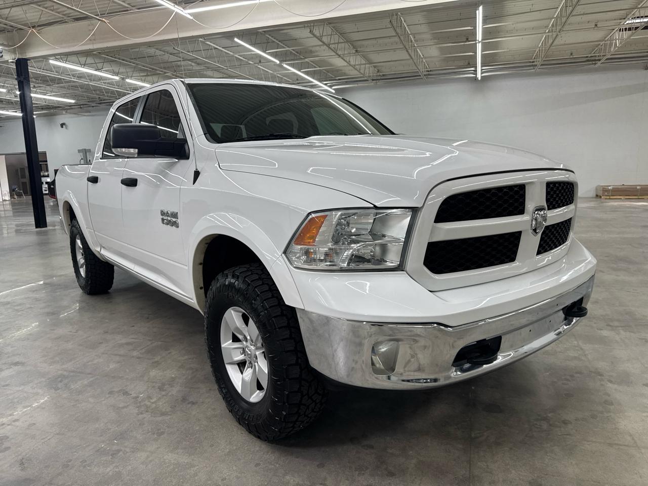 RAM 1500 4WD Crew Cab 140.5" Outdoorsman 2016