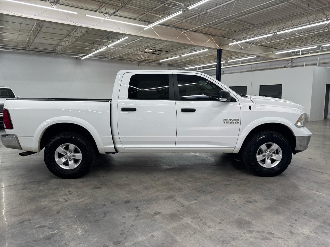 RAM 1500 4WD Crew Cab 140.5" Outdoorsman 2016