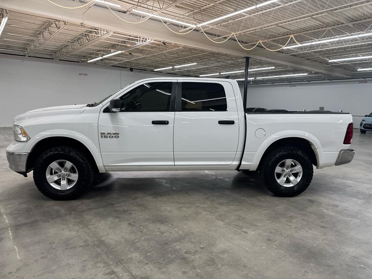 RAM 1500 4WD Crew Cab 140.5" Outdoorsman 2016
