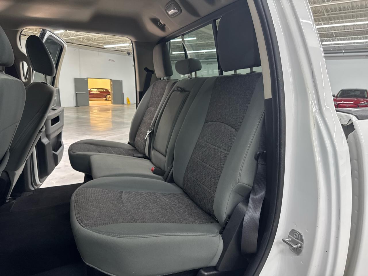 RAM 1500 4WD Crew Cab 140.5" Outdoorsman 2016