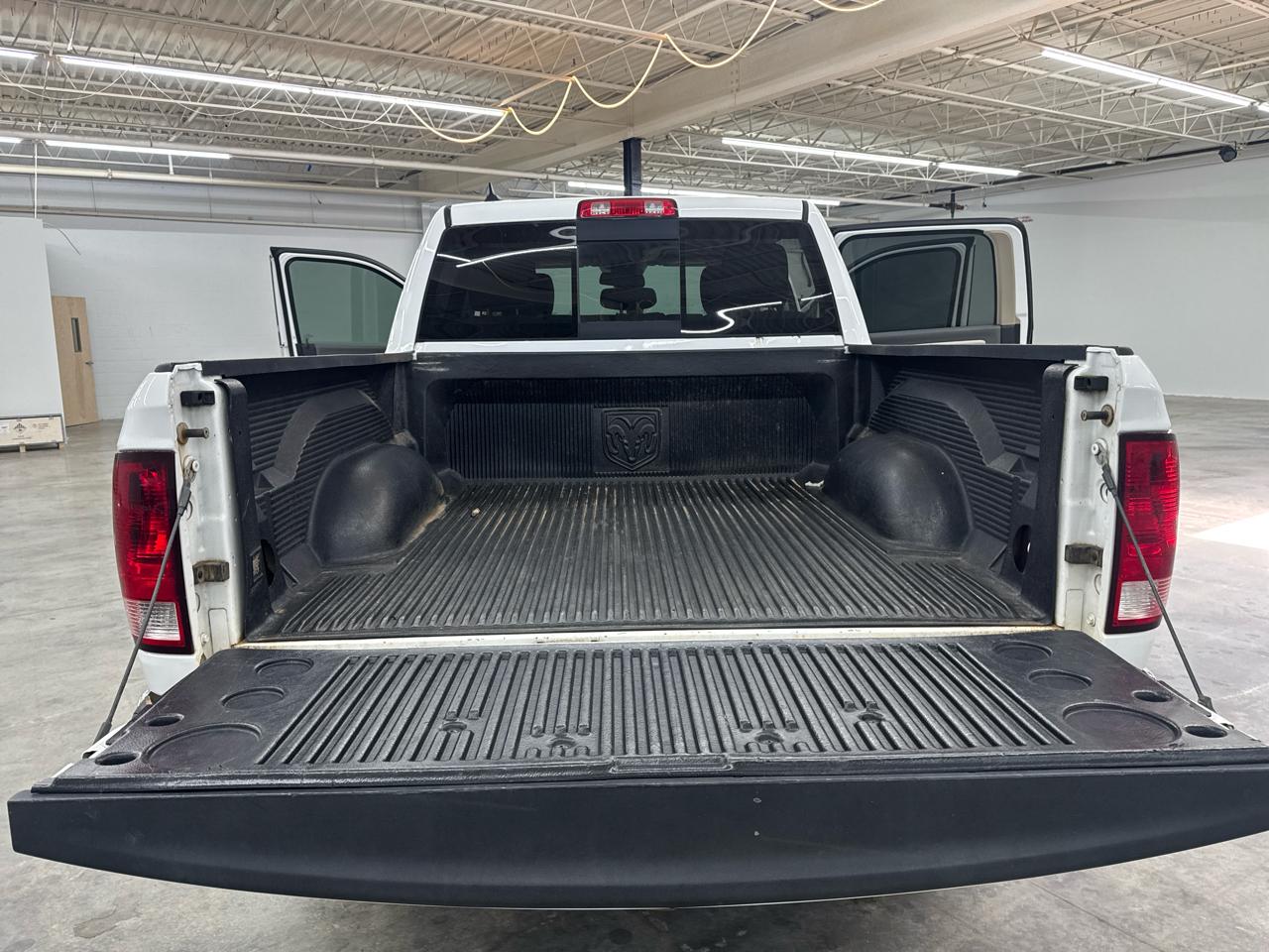 RAM 1500 4WD Crew Cab 140.5" Outdoorsman 2016