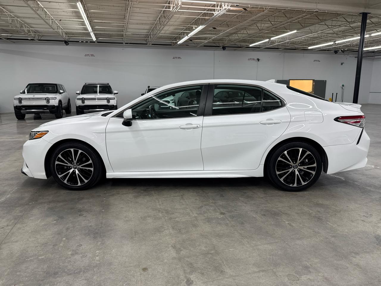 Toyota Camry SE Auto (Natl) 2020