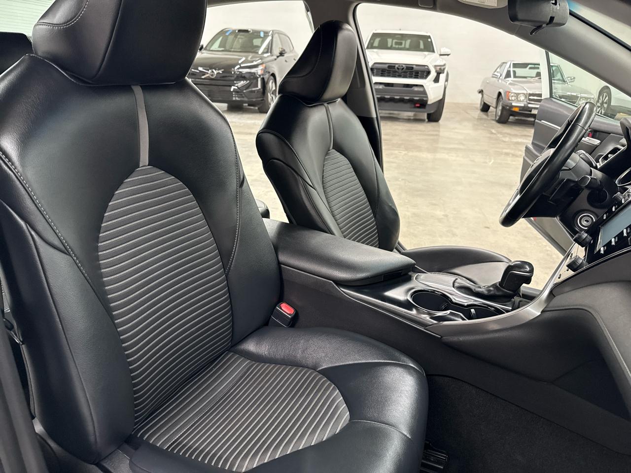 Toyota Camry SE Auto (Natl) 2020