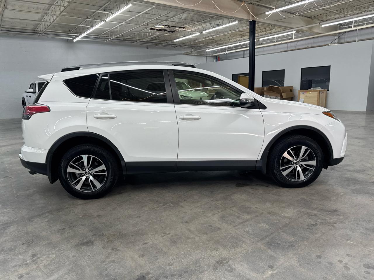 Toyota RAV4 XLE FWD (Natl) 2017