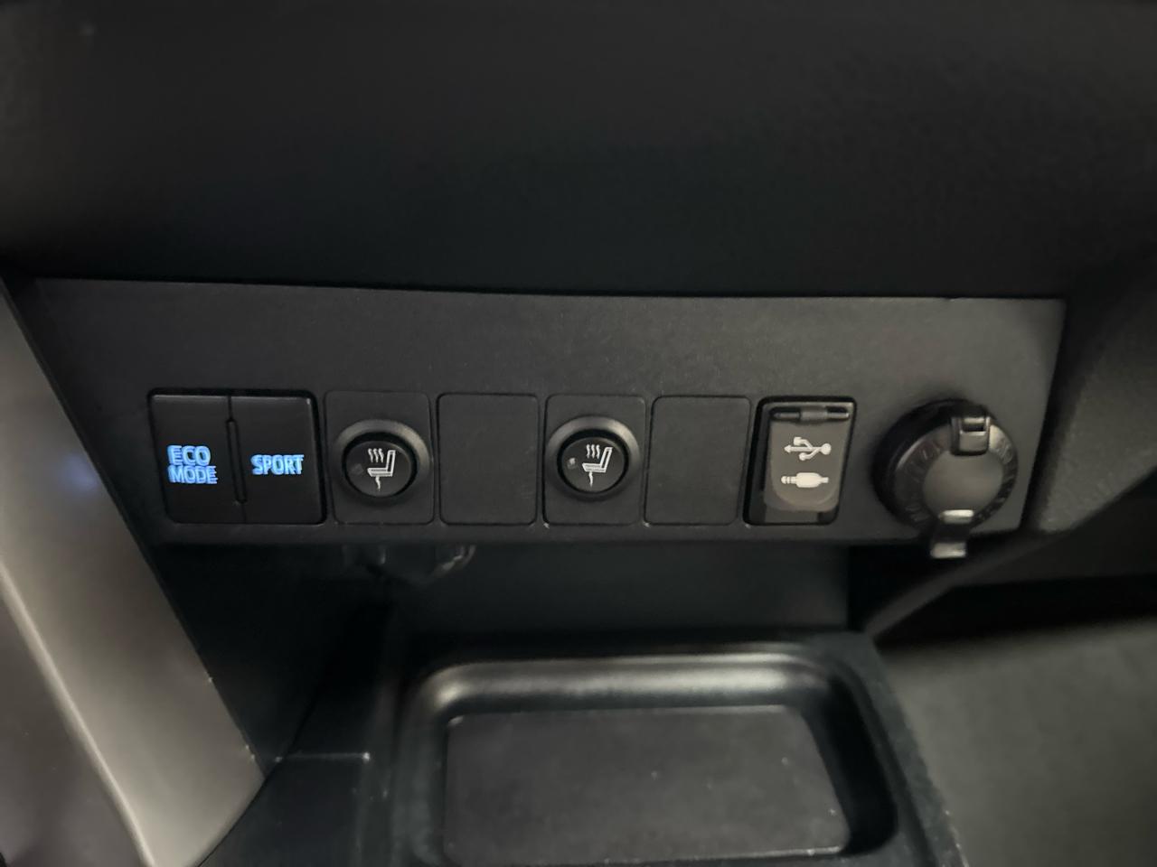Toyota RAV4 XLE FWD (Natl) 2017