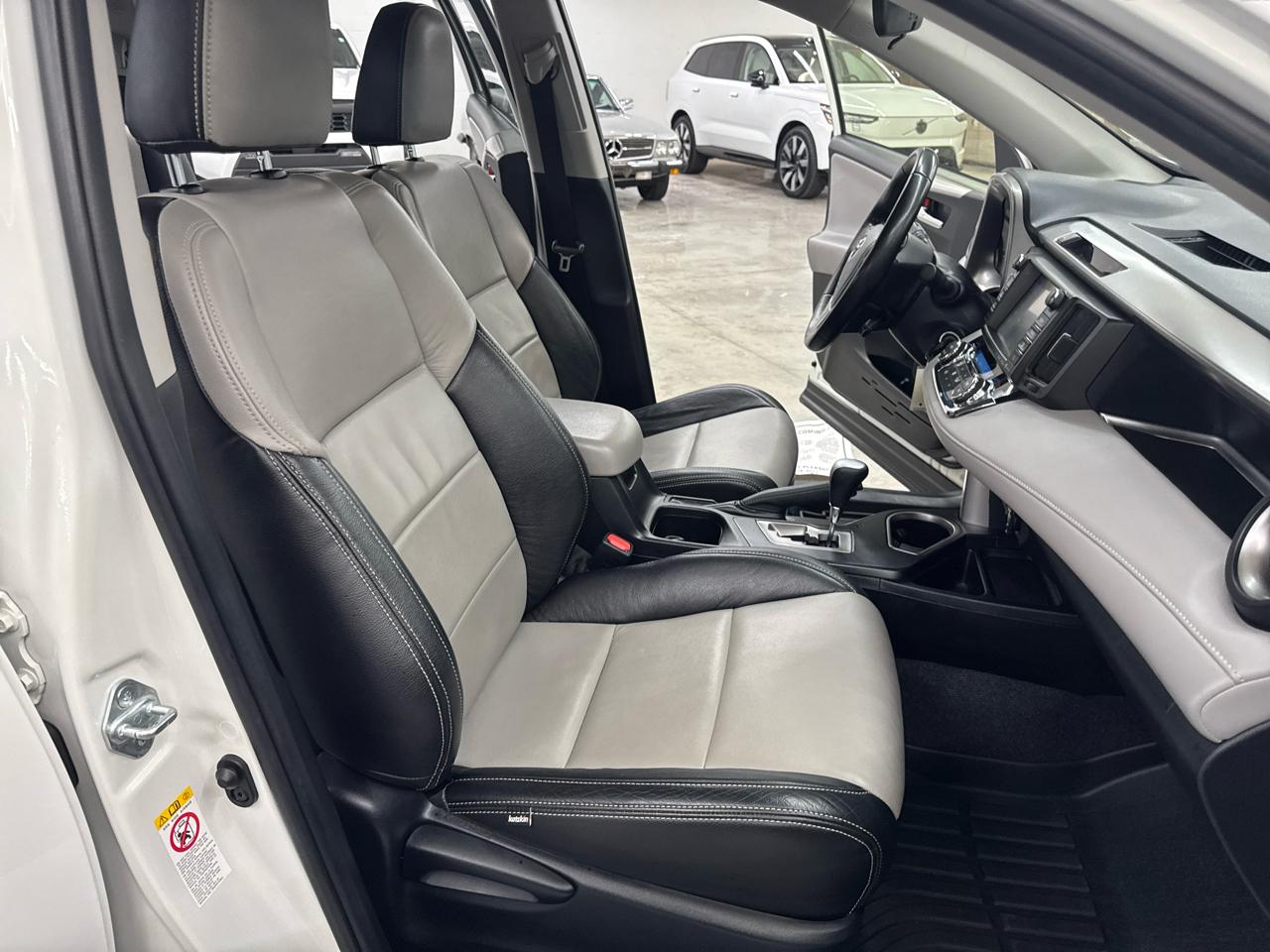 Toyota RAV4 XLE FWD (Natl) 2017