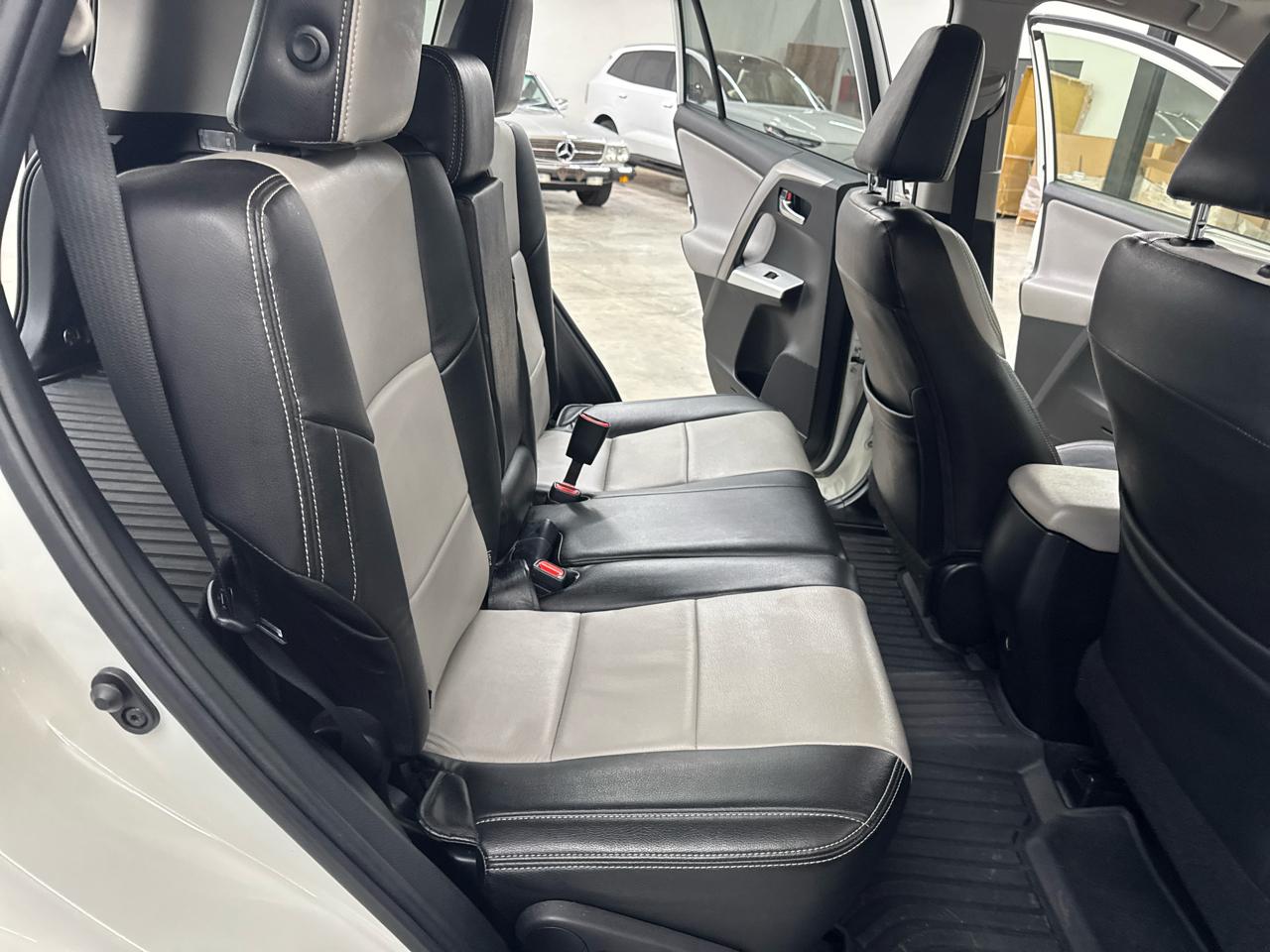 Toyota RAV4 XLE FWD (Natl) 2017