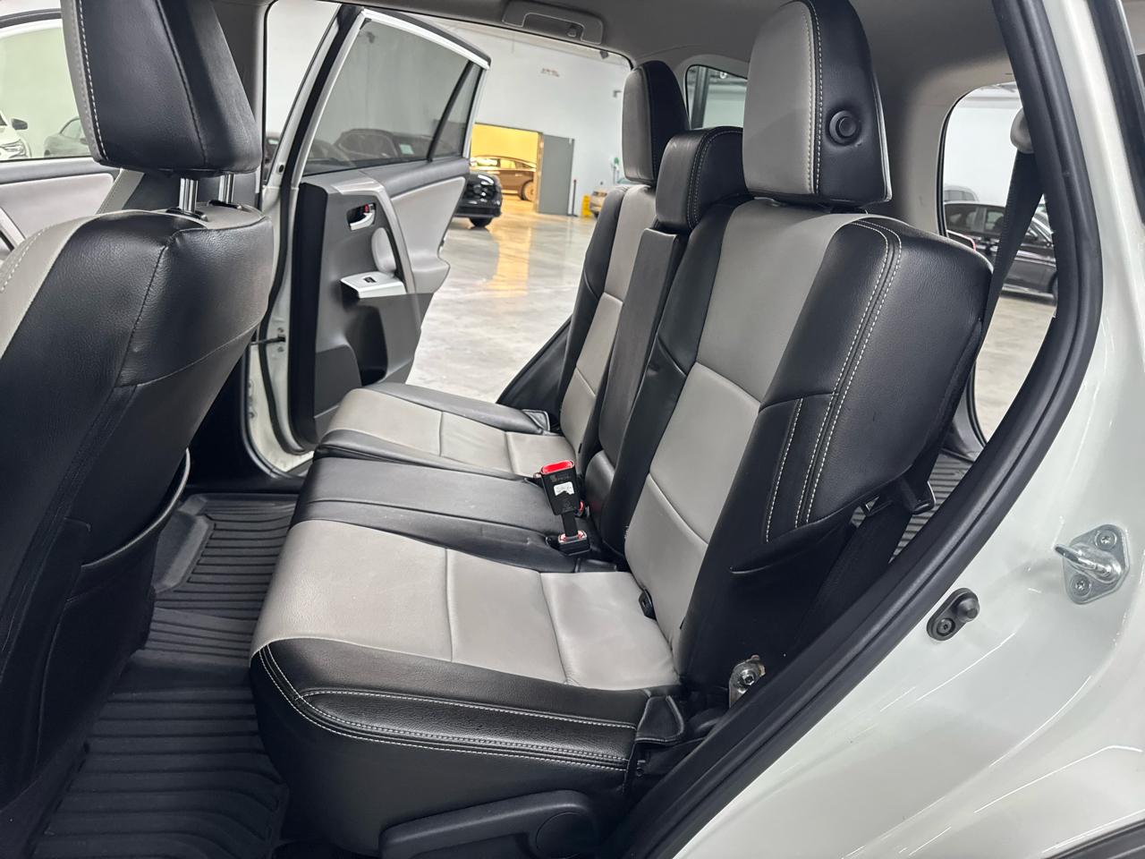 Toyota RAV4 XLE FWD (Natl) 2017