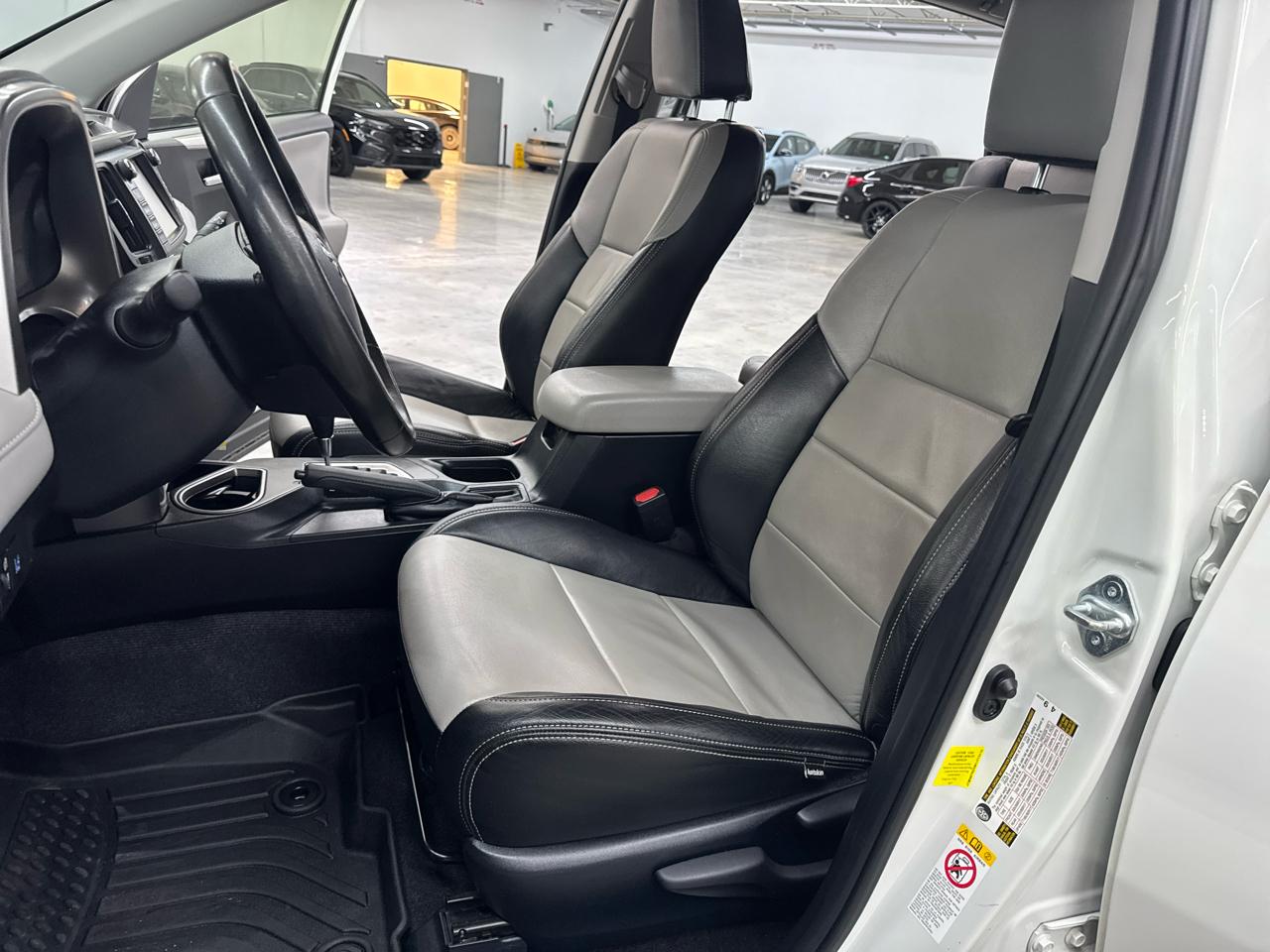Toyota RAV4 XLE FWD (Natl) 2017
