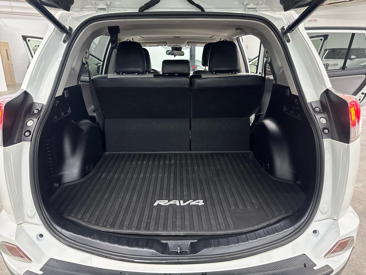 Toyota RAV4 XLE FWD (Natl) 2017