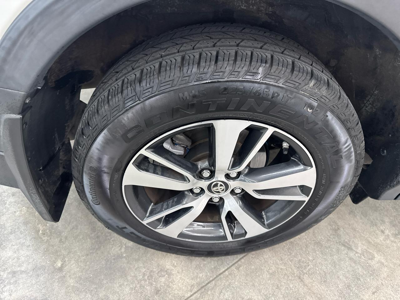 Toyota RAV4 XLE FWD (Natl) 2017