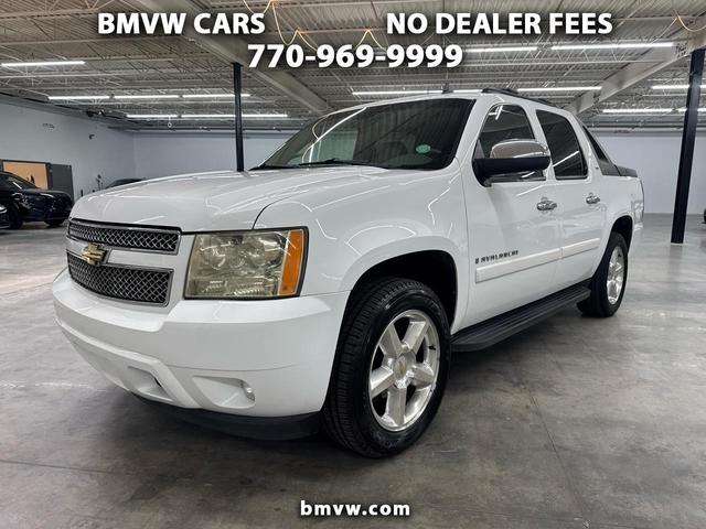 White 2008 Chevrolet Avalanche Pickup Truck 4X2