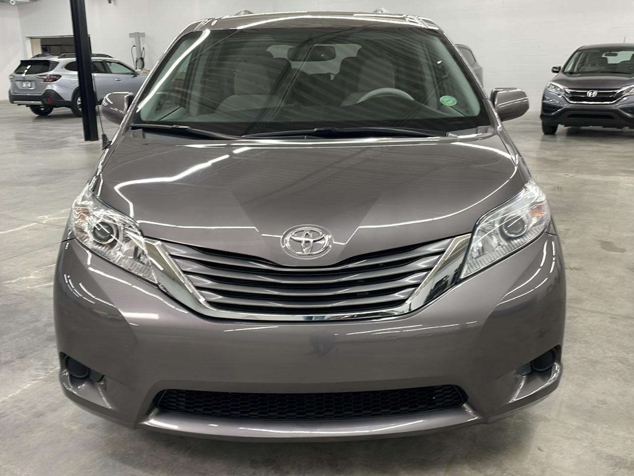Toyota Sienna 5dr 8-Pass Van V6 LE FWD (Natl) 2012