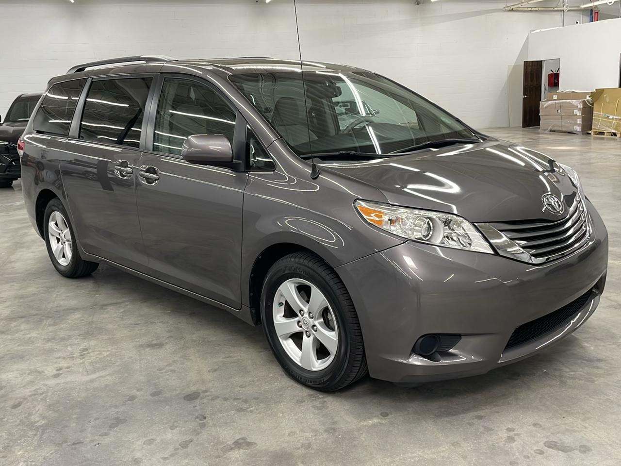 Toyota Sienna 5dr 8-Pass Van V6 LE FWD (Natl) 2012