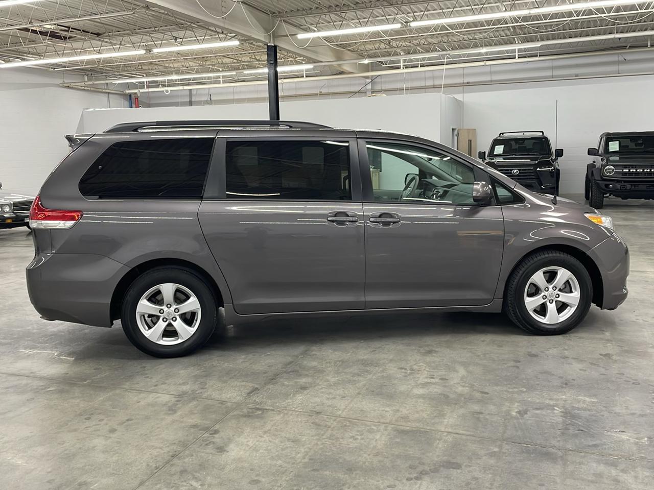 Toyota Sienna 5dr 8-Pass Van V6 LE FWD (Natl) 2012