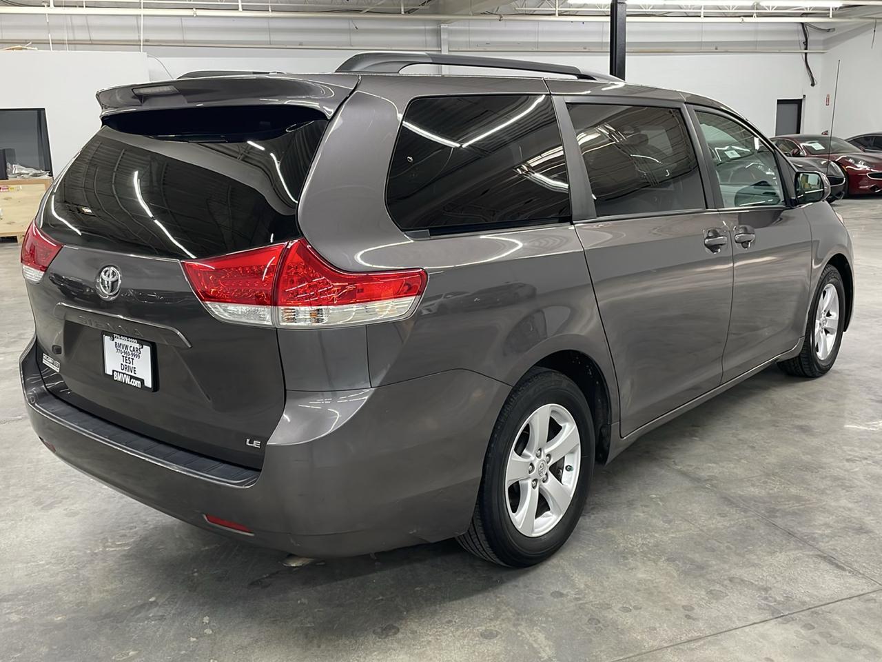 Toyota Sienna 5dr 8-Pass Van V6 LE FWD (Natl) 2012