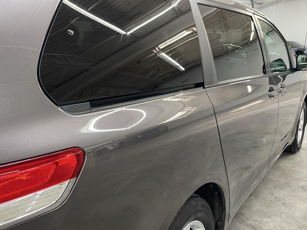 Toyota Sienna 5dr 8-Pass Van V6 LE FWD (Natl) 2012