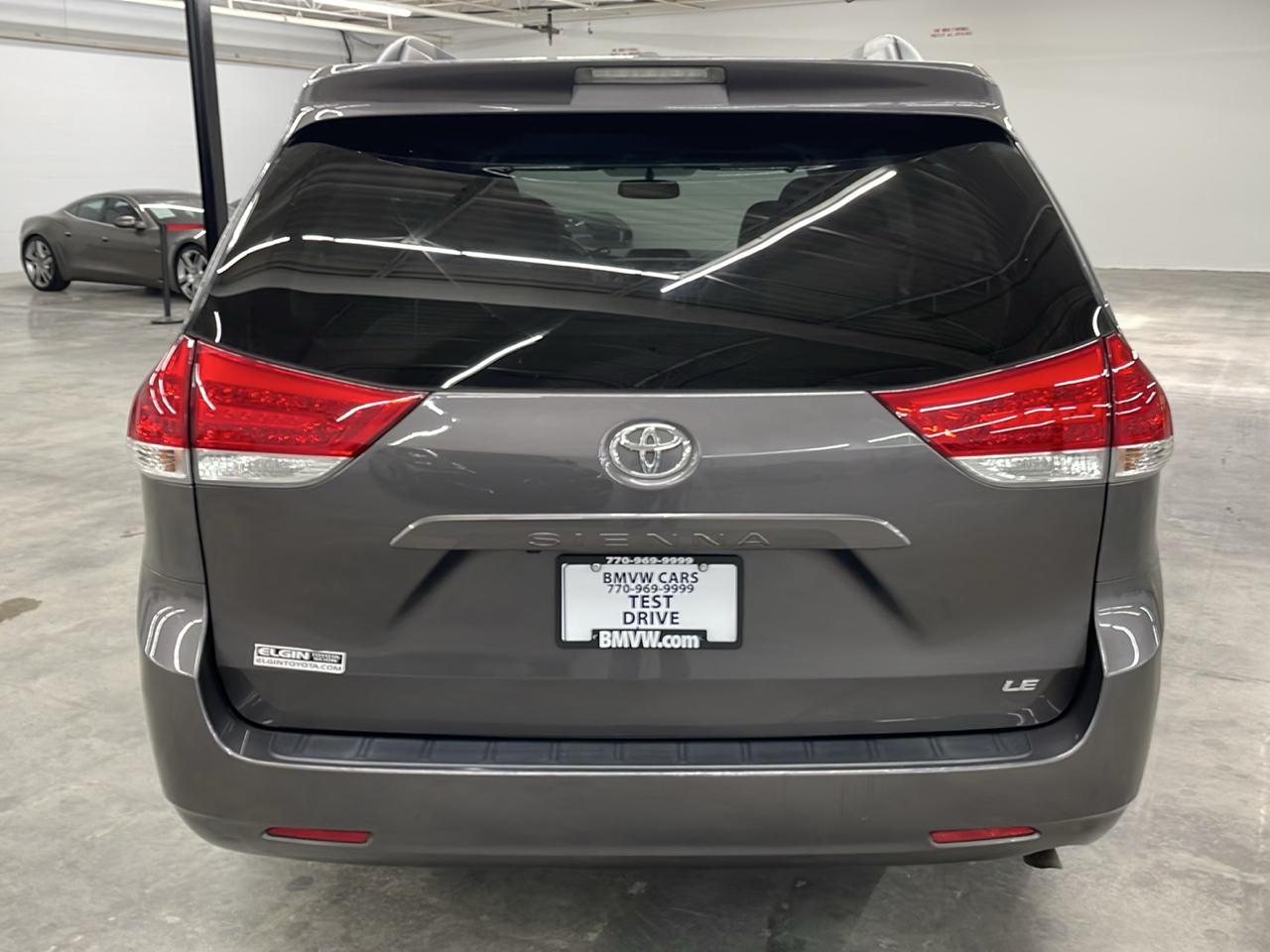 Toyota Sienna 5dr 8-Pass Van V6 LE FWD (Natl) 2012