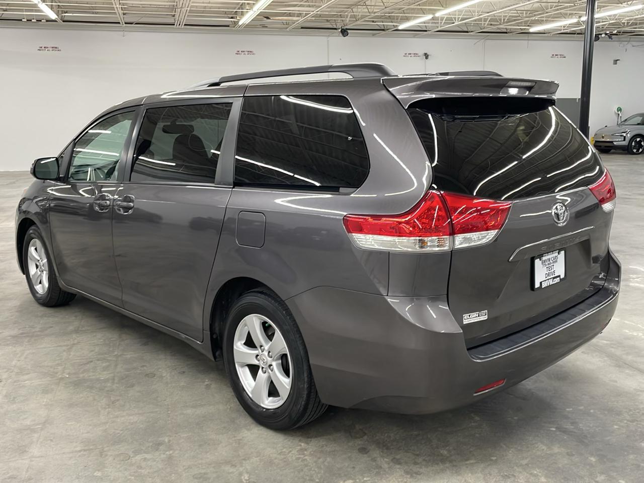 Toyota Sienna 5dr 8-Pass Van V6 LE FWD (Natl) 2012