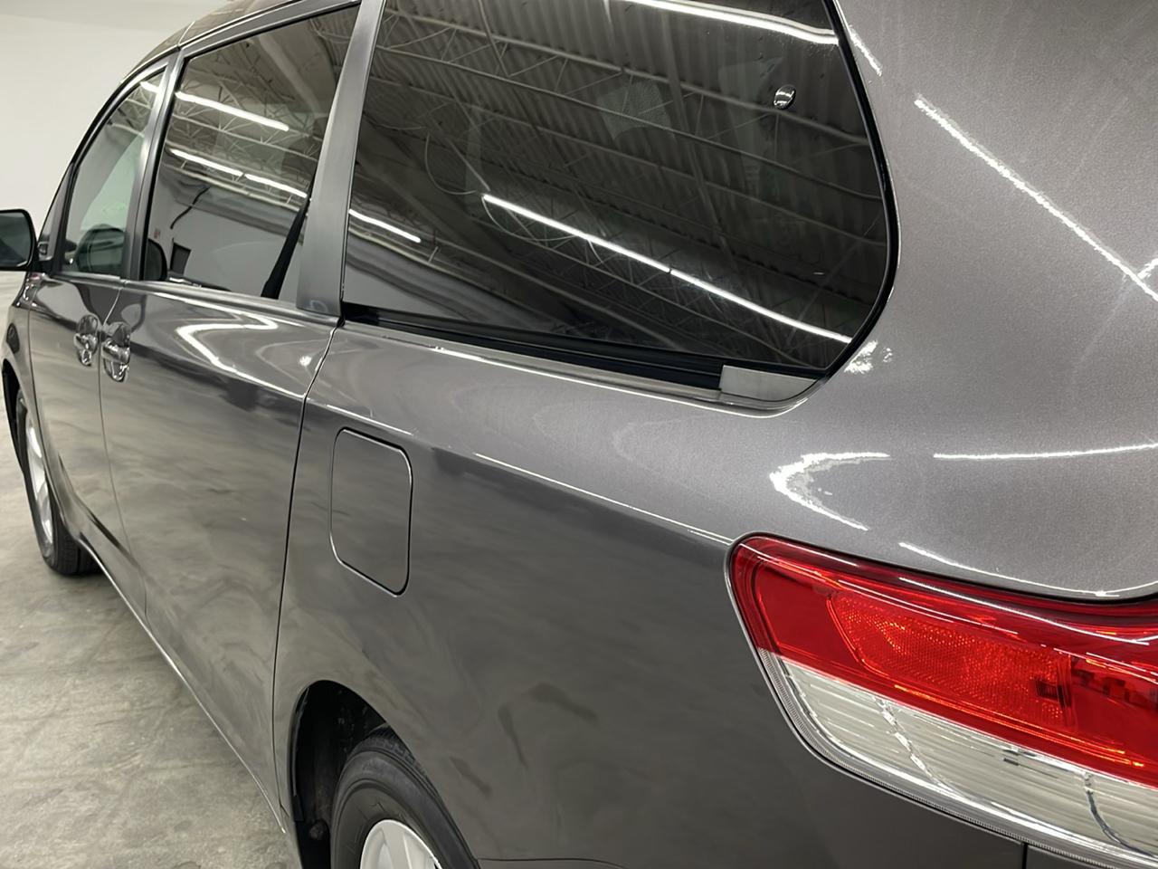 Toyota Sienna 5dr 8-Pass Van V6 LE FWD (Natl) 2012