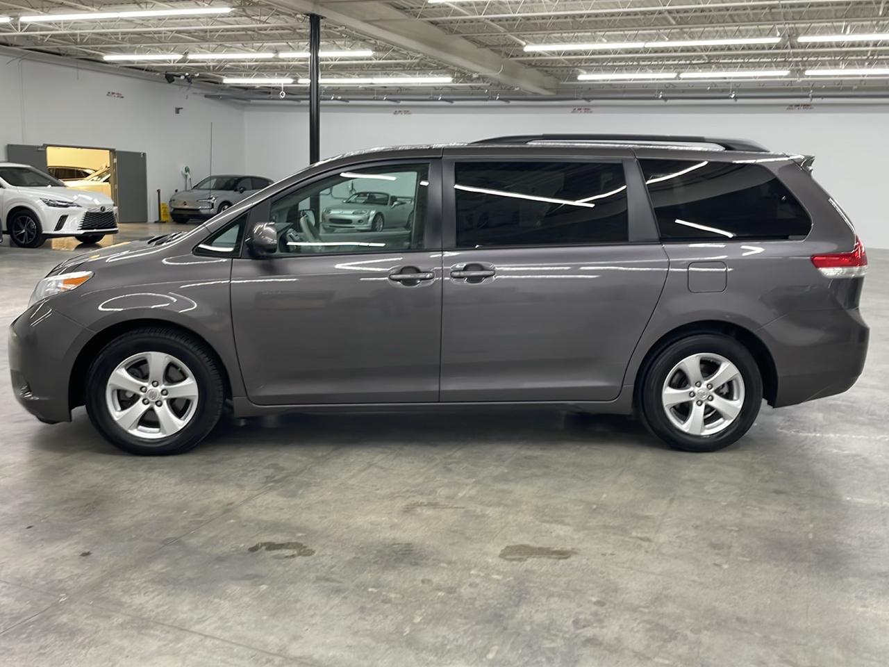 Toyota Sienna 5dr 8-Pass Van V6 LE FWD (Natl) 2012