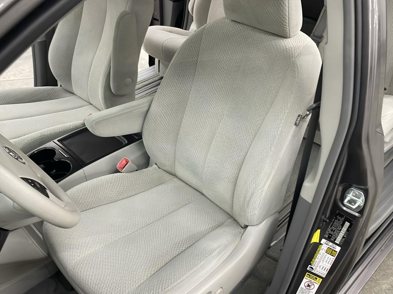 Toyota Sienna 5dr 8-Pass Van V6 LE FWD (Natl) 2012