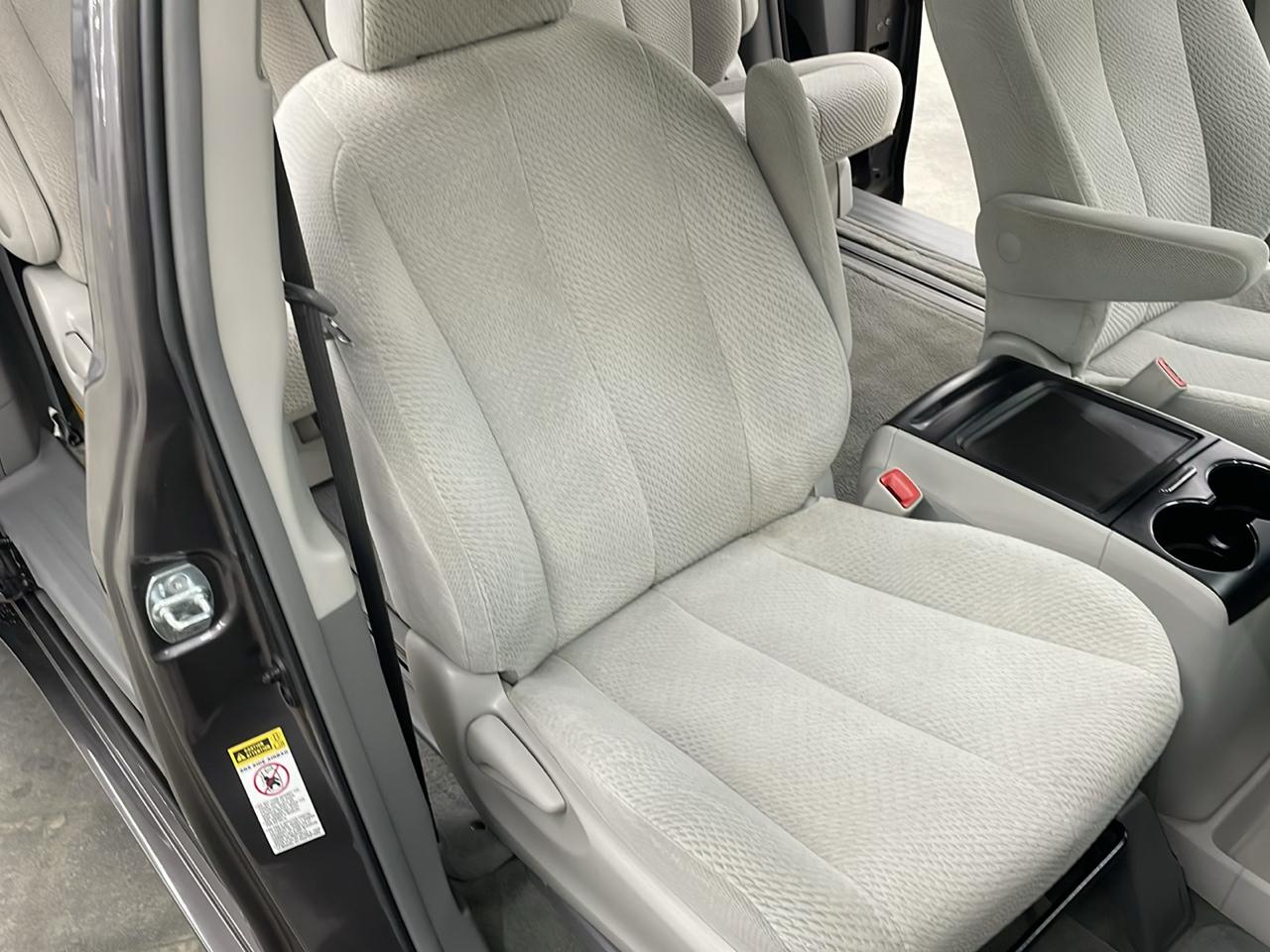 Toyota Sienna 5dr 8-Pass Van V6 LE FWD (Natl) 2012