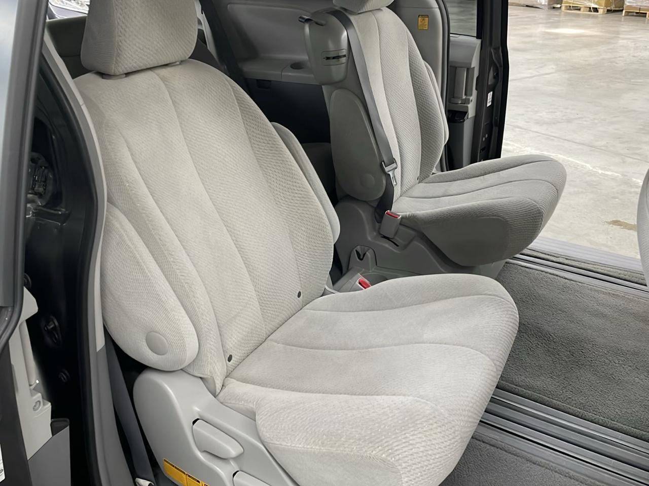 Toyota Sienna 5dr 8-Pass Van V6 LE FWD (Natl) 2012