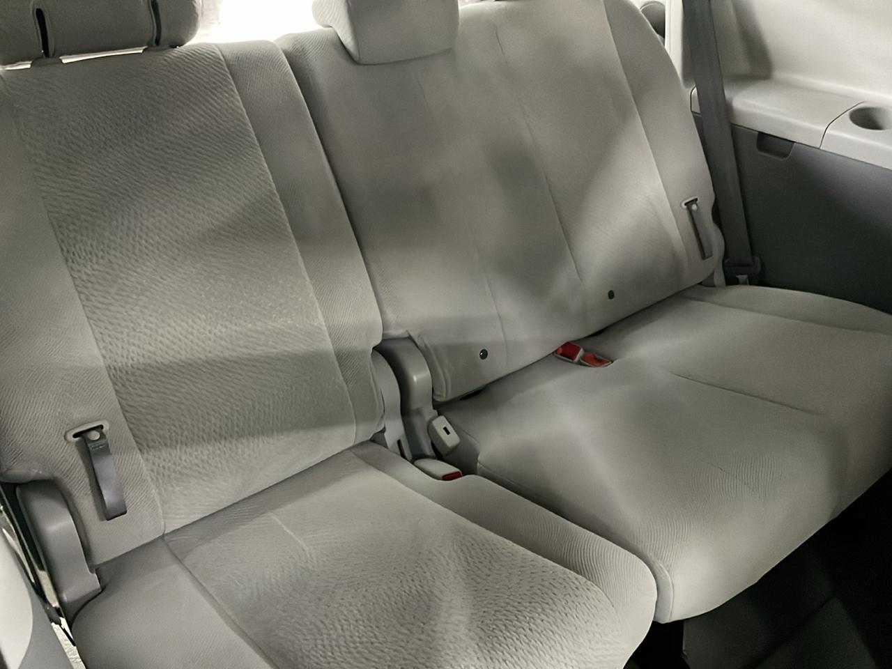 Toyota Sienna 5dr 8-Pass Van V6 LE FWD (Natl) 2012