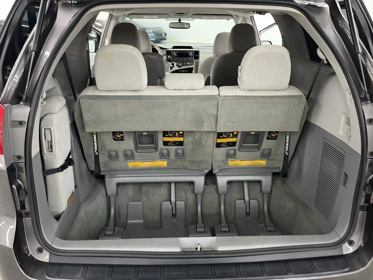Toyota Sienna 5dr 8-Pass Van V6 LE FWD (Natl) 2012