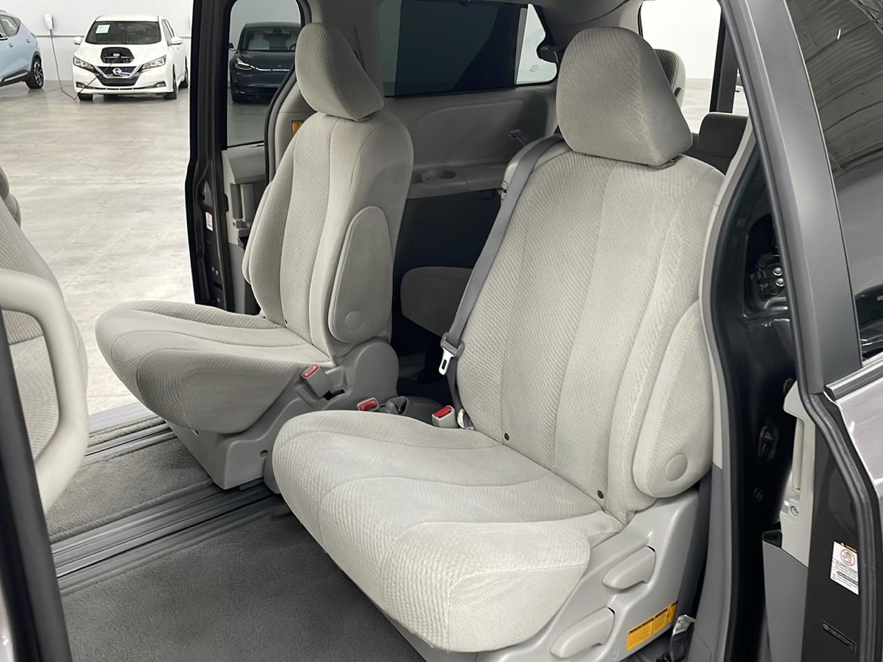 Toyota Sienna 5dr 8-Pass Van V6 LE FWD (Natl) 2012
