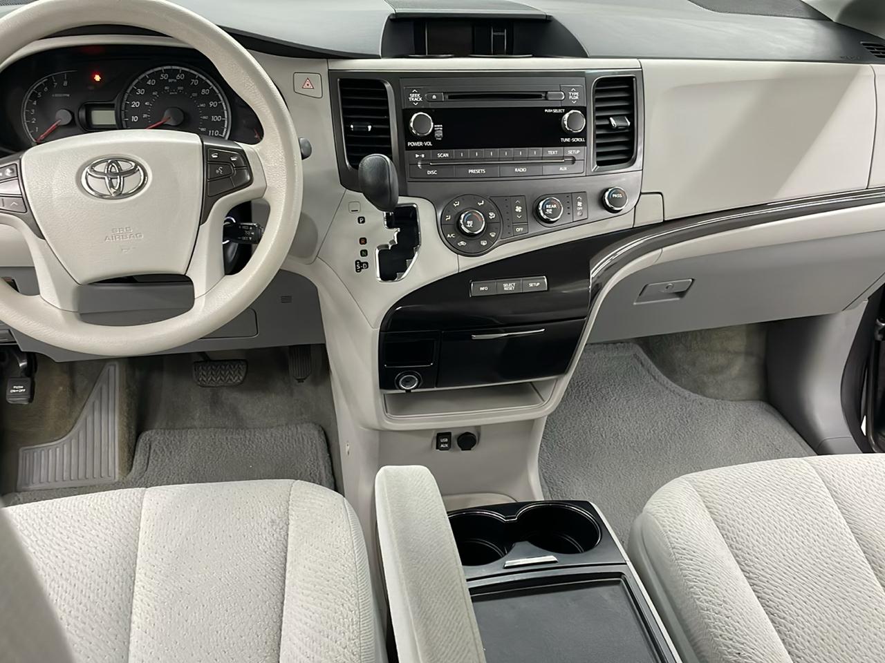 Toyota Sienna 5dr 8-Pass Van V6 LE FWD (Natl) 2012