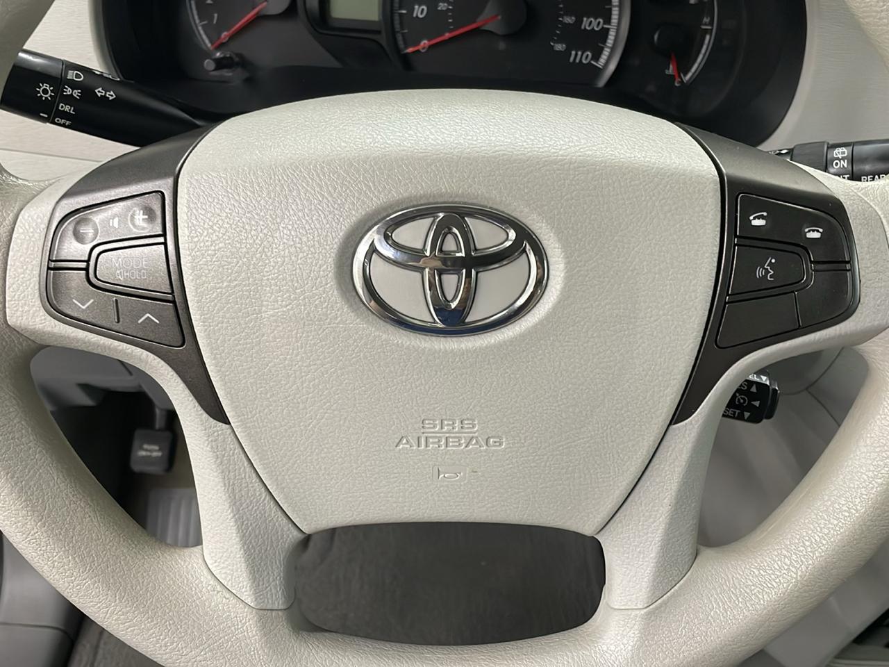 Toyota Sienna 5dr 8-Pass Van V6 LE FWD (Natl) 2012