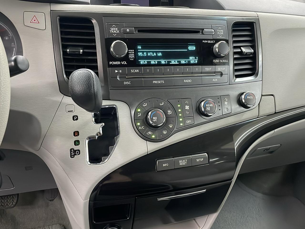 Toyota Sienna 5dr 8-Pass Van V6 LE FWD (Natl) 2012