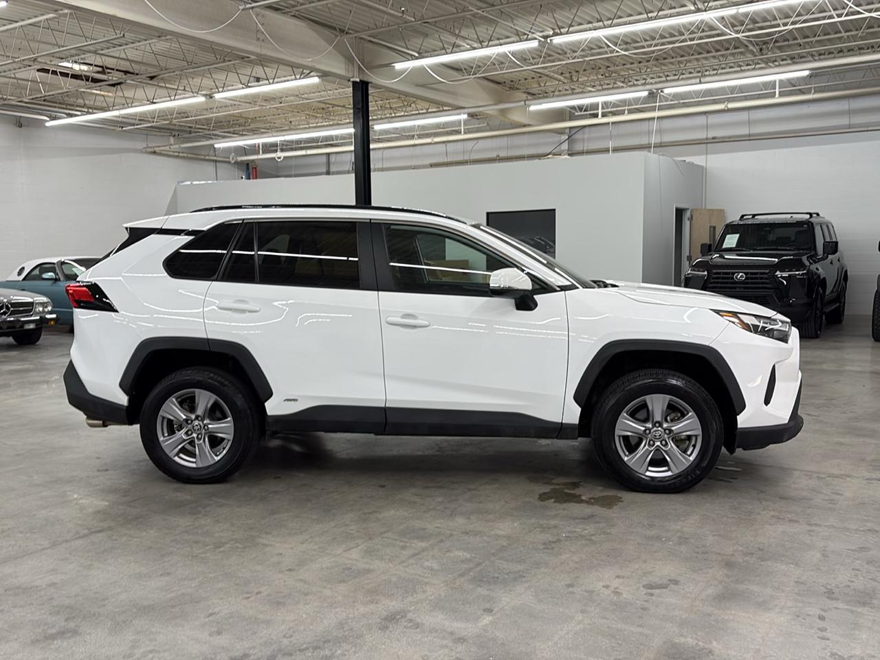 Toyota RAV4 Hybrid XLE AWD (Natl) 2023
