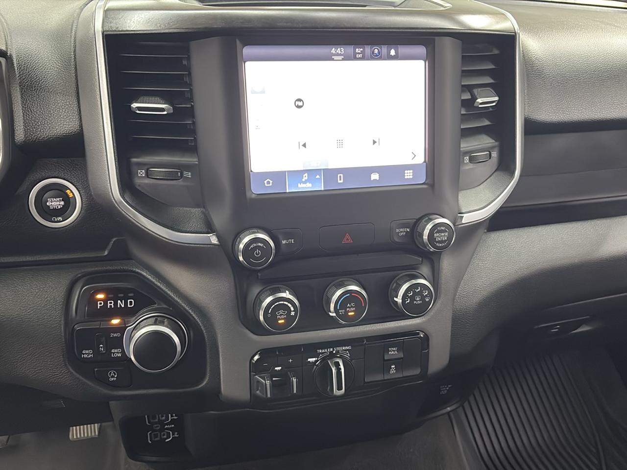 RAM 1500 Big Horn 4x4 Crew Cab 5'7" Box 2024