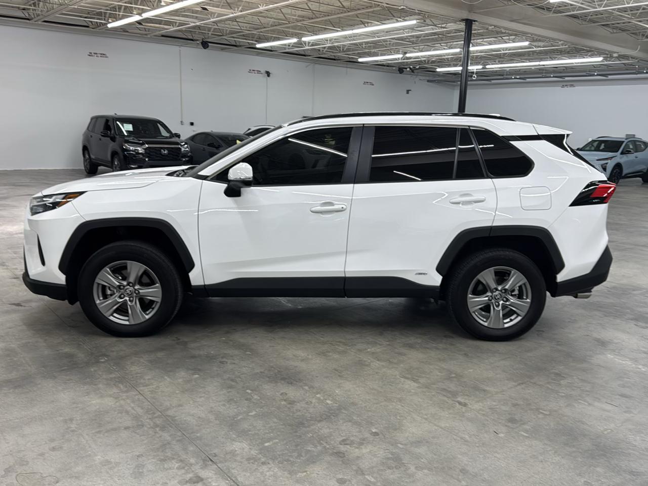 Toyota RAV4 Hybrid XLE AWD (Natl) 2024