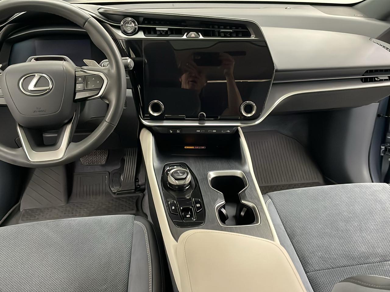 Lexus RZ RZ 450e Luxury AWD 2023