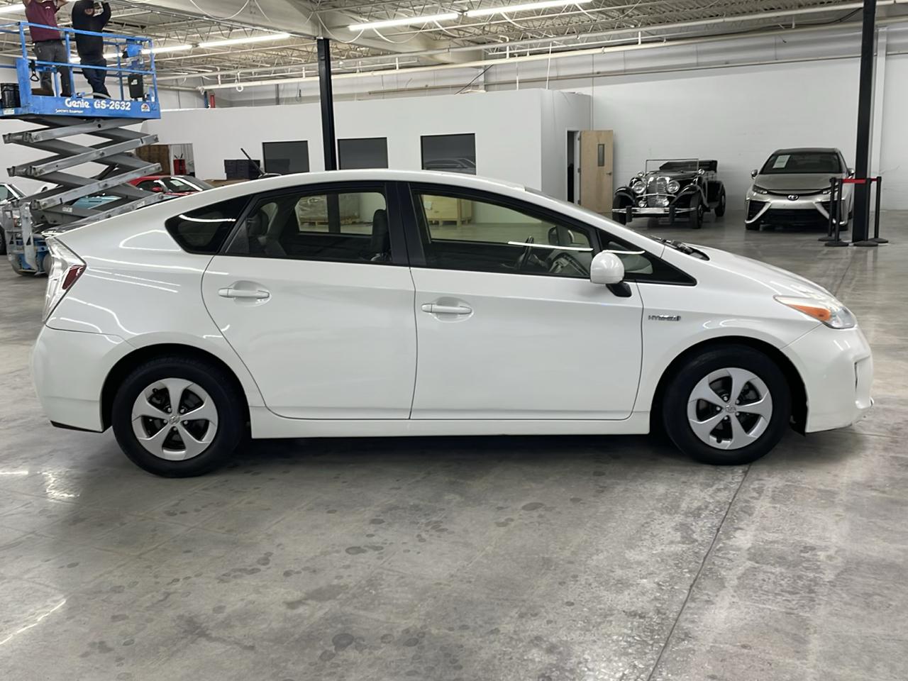 Toyota Prius Four (Natl) 2014