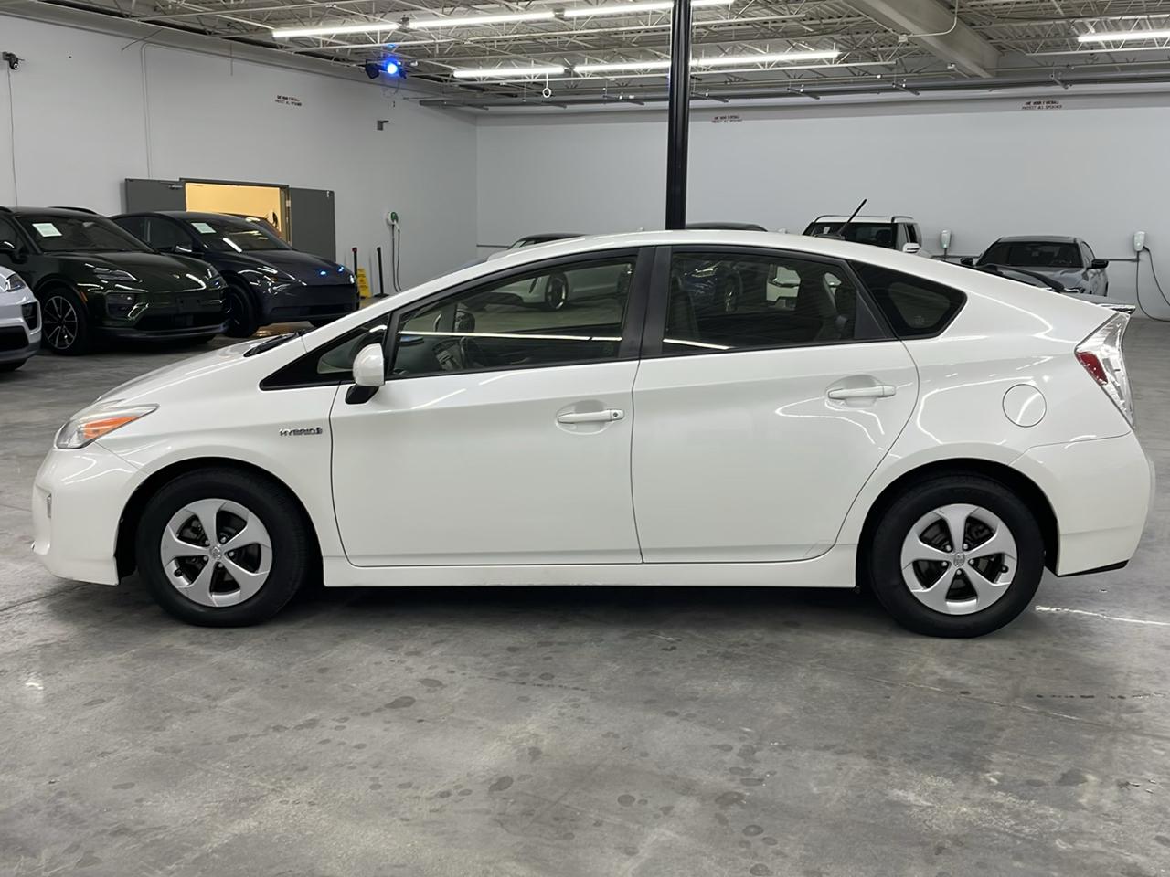 Toyota Prius Four (Natl) 2014