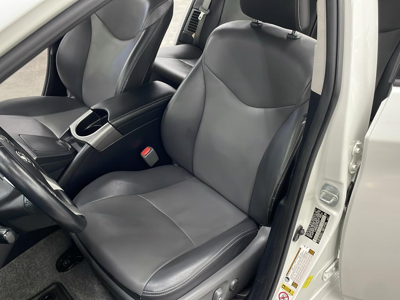 Toyota Prius Four (Natl) 2014