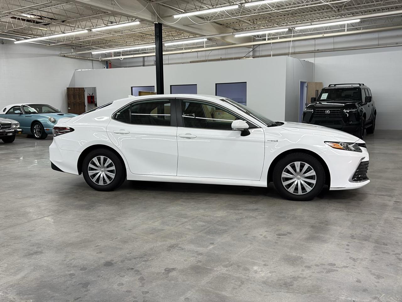 Toyota Camry Hybrid LE CVT (Natl) 2021