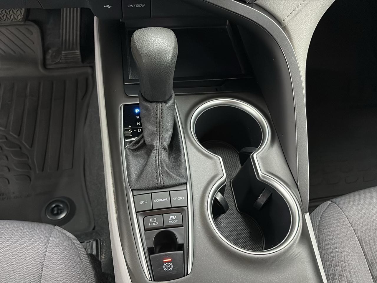 Toyota Camry Hybrid LE CVT (Natl) 2021