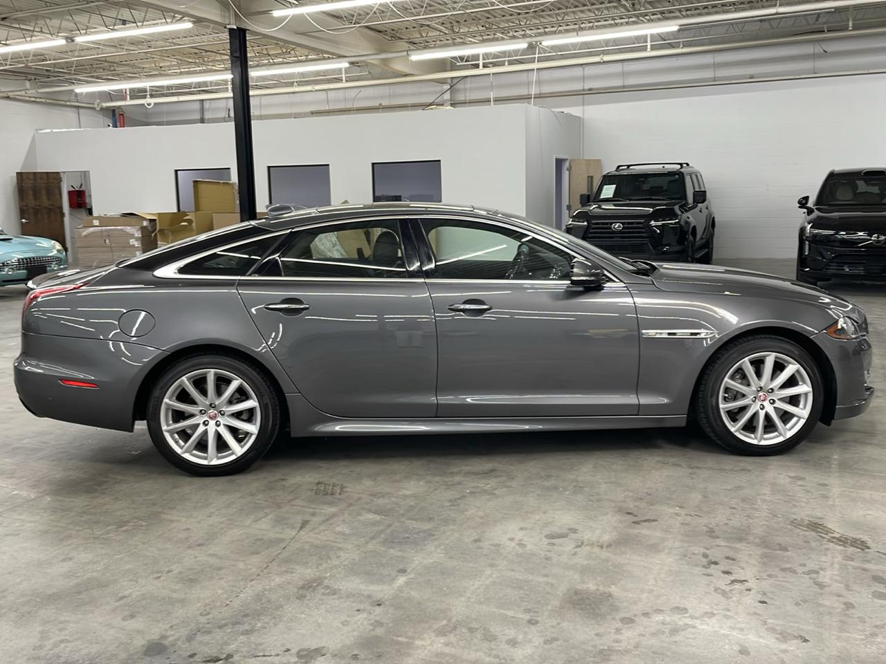 Jaguar XJ XJ R-Sport RWD 2019