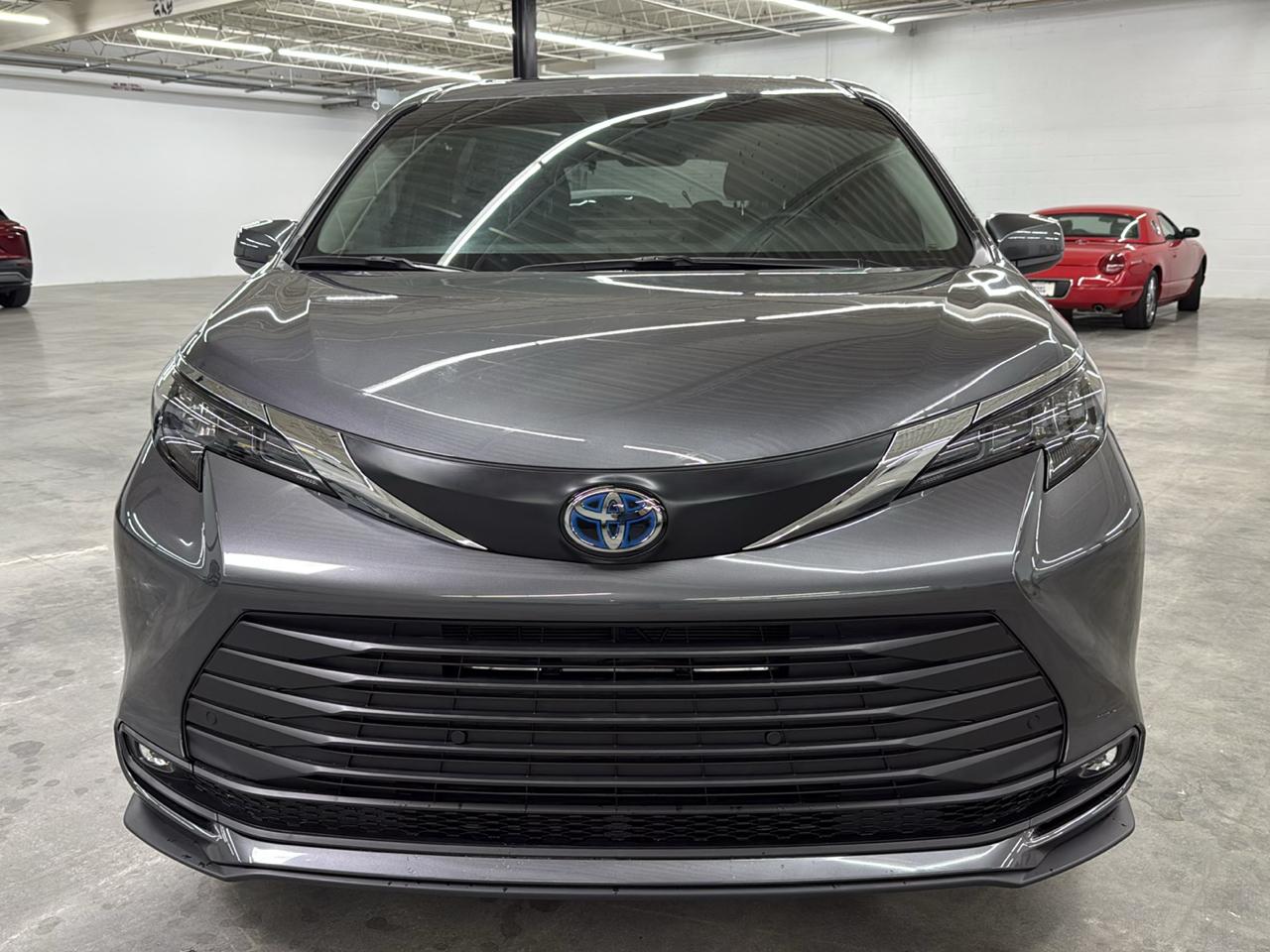 Toyota Sienna XLE FWD 8-Passenger (Natl) 2025