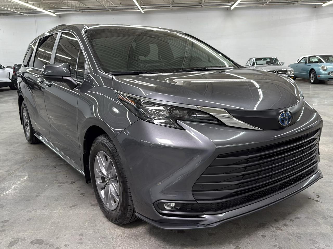 Toyota Sienna XLE FWD 8-Passenger (Natl) 2025